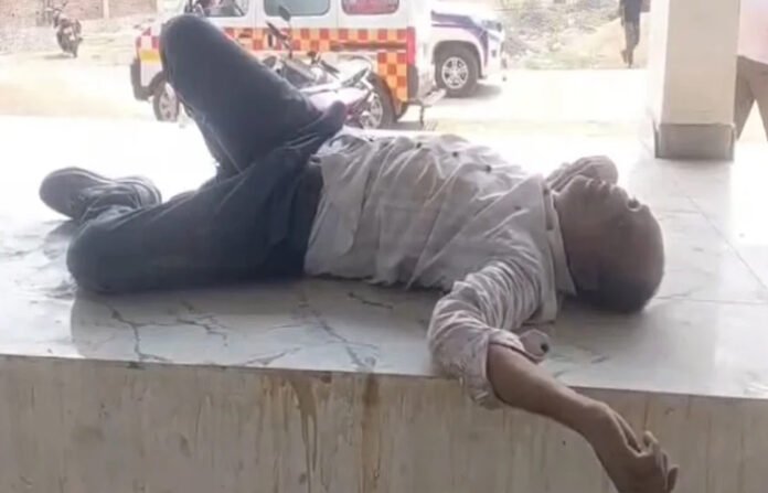 चबूतरे पर मिला पुलिस आरक्षक का शव: हत्या या आत्महत्या? सभी पहलुओं पर जांच जारी चबूतरे पर मिला पुलिस आरक्षक का शव: हत्या या आत्महत्या? सभी पहलुओं पर जांच जारी