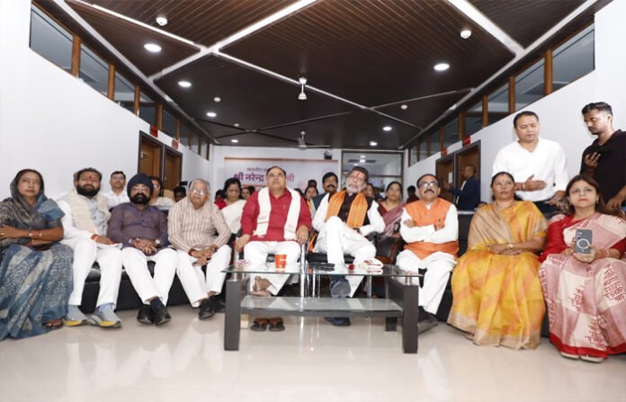 भाजपा प्रदेश अध्यक्ष किरण देव सहित भाजपा पदाधिकारियों ने प्रदेश कार्यालय में सुनी 'मन की बात' भाजपा प्रदेश अध्यक्ष किरण देव सहित भाजपा पदाधिकारियों ने प्रदेश कार्यालय में सुनी 'मन की बात'