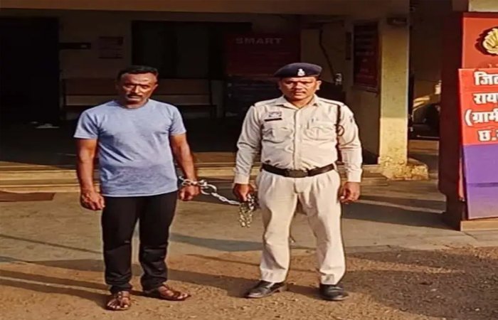 दुर्गा विसर्जन में हथियारों का प्रदर्शन: विरोध करने पर युवक की पिटाई, पीठ में घोंपा चाकू, आरोपी गिरफ्तार