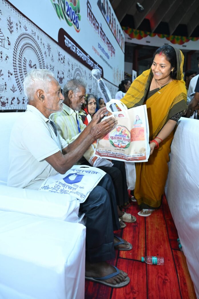 वरिष्ठजनों का अनुभव हमारी शक्ति और उनकी गरिमा हमारी जिम्मेदारी : मंत्री लक्ष्मी राजवाड़े