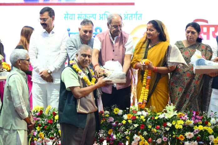 अंतरराष्ट्रीय वृद्धजन दिवस पर ‘सियान सेवा महाकुंभ’ में शामिल हुए सांसद बृजमोहन, बुजुर्गों को बांटे व्हीलचेयर, वॉकिंग स्टिक और श्रवण यंत्र