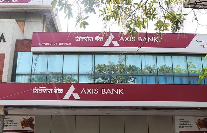 बैंक ग्राहकों के लिए जरूरी खबर! Axis Bank ने बदले सेविंग अकाउंट के नियम, 1 दिसंबर से जेब पर पड़ेगा सीधा असर