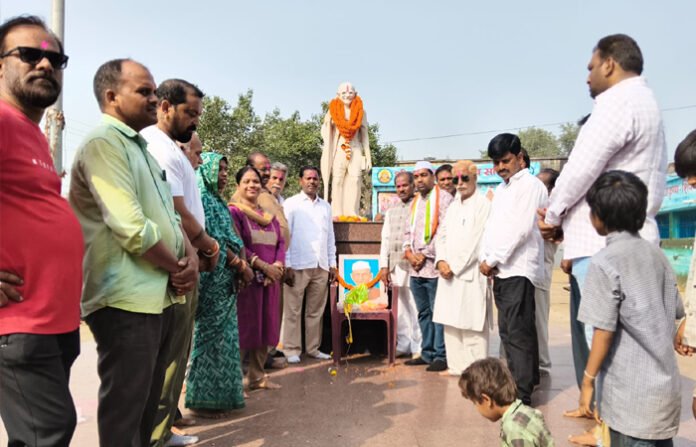 गांधी-शास्त्री जयंती पर खमतराई में गूंजा राष्ट्रसेवा का संदेश, कांग्रेस कार्यकर्ताओं ने अर्पित की श्रद्धांजलि गांधी-शास्त्री जयंती पर खमतराई में गूंजा राष्ट्रसेवा का संदेश, कांग्रेस कार्यकर्ताओं ने अर्पित की श्रद्धांजलि