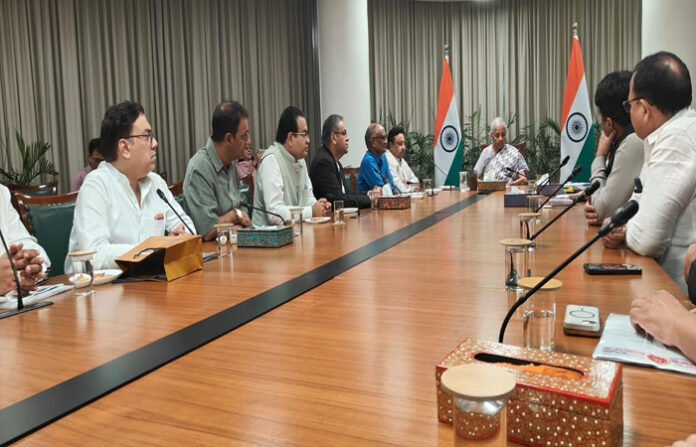 2 हजार से अधिक के UPI लेन-देन पर 0.40% MDR का मुद्दा, CAIT ने वित्त मंत्री के सामने रखी व्यापारियों की चिंता 2 हजार से अधिक के UPI लेन-देन पर 0.40% MDR का मुद्दा, CAIT ने वित्त मंत्री के सामने रखी व्यापारियों की चिंता