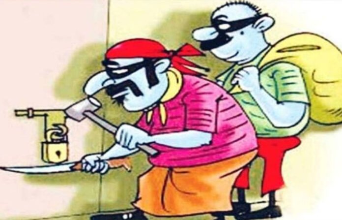 निलंबित आरक्षक ने दोस्तों के साथ रची अपने ही घर में चोरी की साजिश, मां के जेवर और नकदी उड़ाई, तीन गिरफ्तार