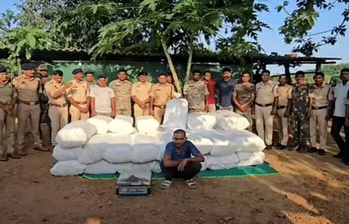 मिर्ची के बाद खाली शराब-बोतलों की आड़ में गांजा तस्करी, 3.41 करोड़ का माल जब्त मिर्ची के बाद खाली शराब-बोतलों की आड़ में गांजा तस्करी, 3.41 करोड़ का माल जब्त