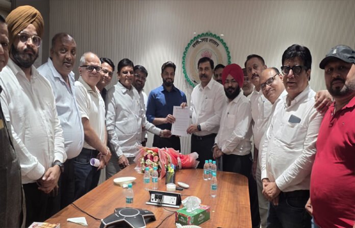 ई-वे बिल नियमों में राहत की मांग, कैट ने जीएसटी कमिश्नर को सौंपा ज्ञापन ई-वे बिल नियमों में राहत की मांग, कैट ने जीएसटी कमिश्नर को सौंपा ज्ञापन
