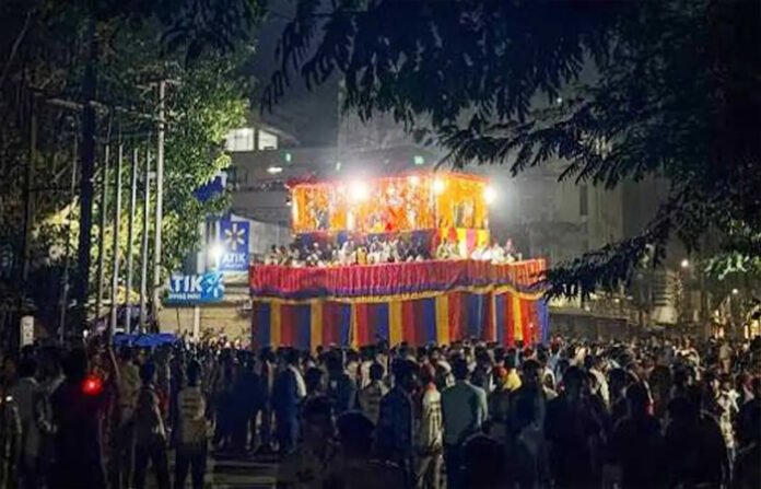 बस्तर दशहरा में बड़ा हादसा : विजय रथ की चपेट में आने से ग्रामीण की मौत, दो गंभीर रूप से घायल बस्तर दशहरा में बड़ा हादसा : विजय रथ की चपेट में आने से ग्रामीण की मौत, दो गंभीर रूप से घायल