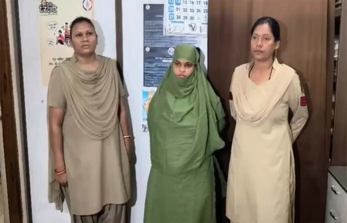 ज्वेलर्स को लगाया 1.88 करोड़ का चूना: निगम कर्मी बनकर ले गईं सोने-हीरे के गहने, एक महिला गिरफ्तार, दूसरी की तलाश जारी ज्वेलर्स को लगाया 1.88 करोड़ का चूना: निगम कर्मी बनकर ले गईं सोने-हीरे के गहने, एक महिला गिरफ्तार, दूसरी की तलाश जारी