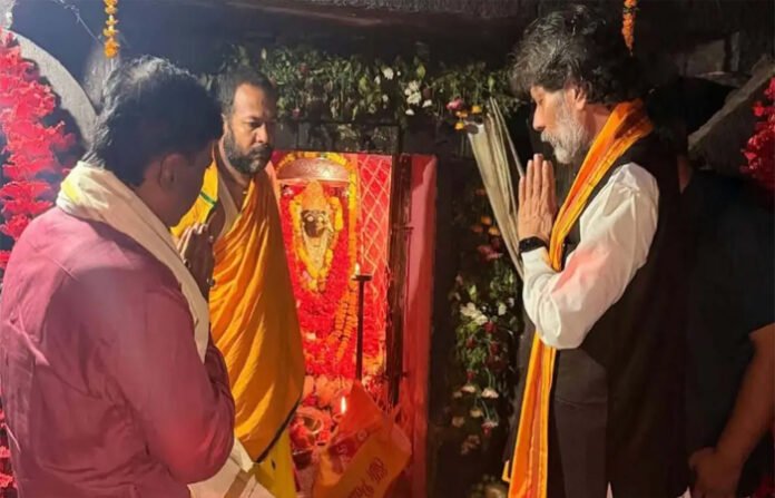 ढाई महीने बाद बस्तर लौटे किरण सिंह देव: मां दंतेश्वरी के किए दर्शन, एयरपोर्ट पर समर्थकों ने फूल-मालाओं से किया जोरदार स्वागत ढाई महीने बाद बस्तर लौटे किरण सिंह देव: मां दंतेश्वरी के किए दर्शन, एयरपोर्ट पर समर्थकों ने फूल-मालाओं से किया जोरदार स्वागत