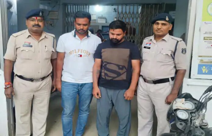 रायपुर में फर्जी पुलिस अधिकारी बनकर लूट, 2 आरोपी गिरफ्तार...