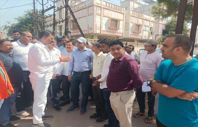 विधायक मोतीलाल साहू ने यतियतनलाल वार्ड का किया औचक निरीक्षण, वार्डवासियों से की चर्चा विधायक मोतीलाल साहू ने यतियतनलाल वार्ड का किया औचक निरीक्षण, वार्डवासियों से की चर्चा