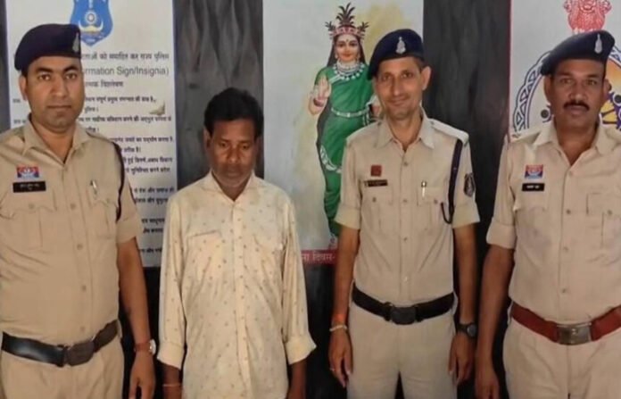 CG CRIME NEWS: नाबालिक को घर में अकेला पाकर अधेड़ ने किया दुष्कर्म, आरोपी गिरफ्तार CG CRIME NEWS: नाबालिक को घर में अकेला पाकर अधेड़ ने किया दुष्कर्म, आरोपी गिरफ्तार