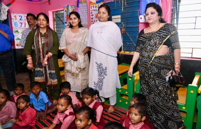 मंत्री लक्ष्मी राजवाड़े ने किया आंगनबाड़ी केंद्र का औचक निरीक्षण