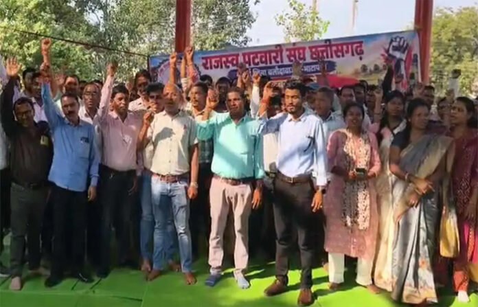 PV ऐप के विरोध में पटवारियों ने खोला मोर्चा: आज से अनिश्चितकालीन हड़ताल शुरू, तहसीलों में कामकाज ठप PV ऐप के विरोध में पटवारियों ने खोला मोर्चा: आज से अनिश्चितकालीन हड़ताल शुरू, तहसीलों में कामकाज ठप